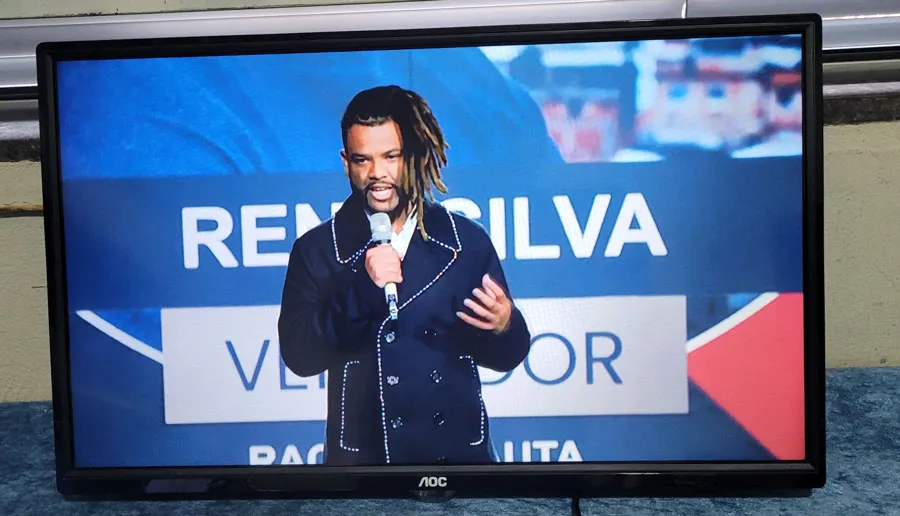 Televisor ligado apos o reparo Pronto para entrega